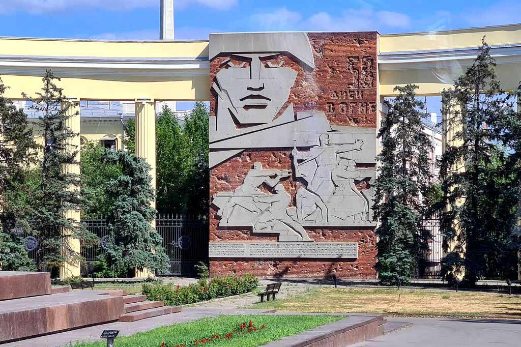 Мемориал на Доме Павлова со стороны площади Ленина
