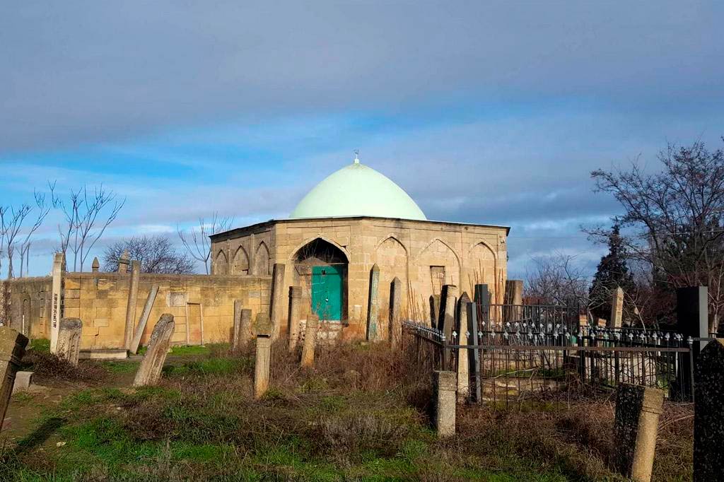 Мавзолей Тути-Бике на кладбище Кырхляр в Дербенте