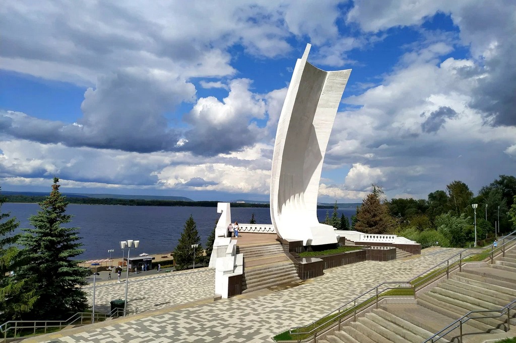 Стела «Ладья» на Самарской набережной