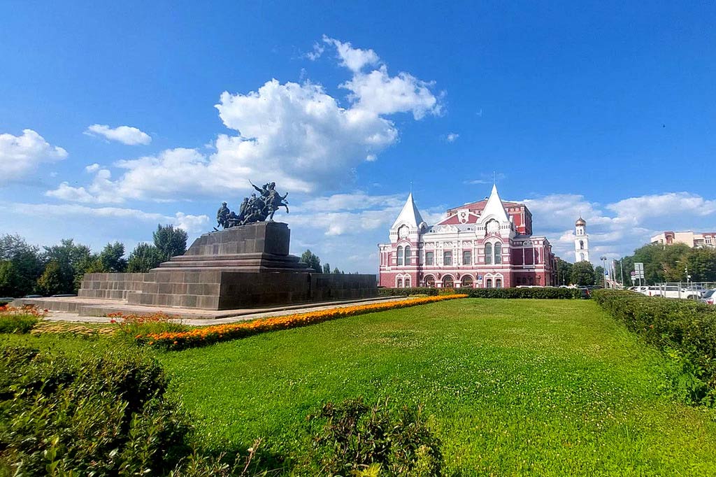 Самарский театр драмы и памятник Василию Чапаеву