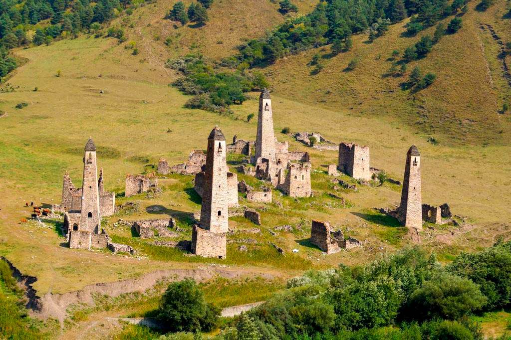 Руины древнего аула и башни комплекса Таргим