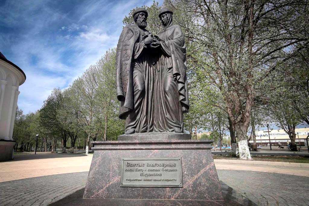 Памятник Петру и Февронии в Тольятти