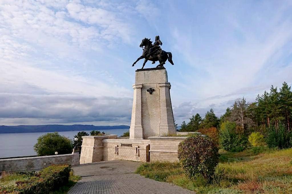 Памятник В. Н. Татищеву в Тольятти